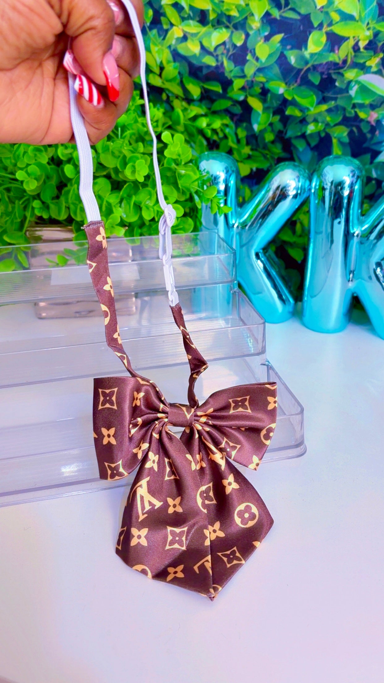 Brown bow tie with adjustable straps