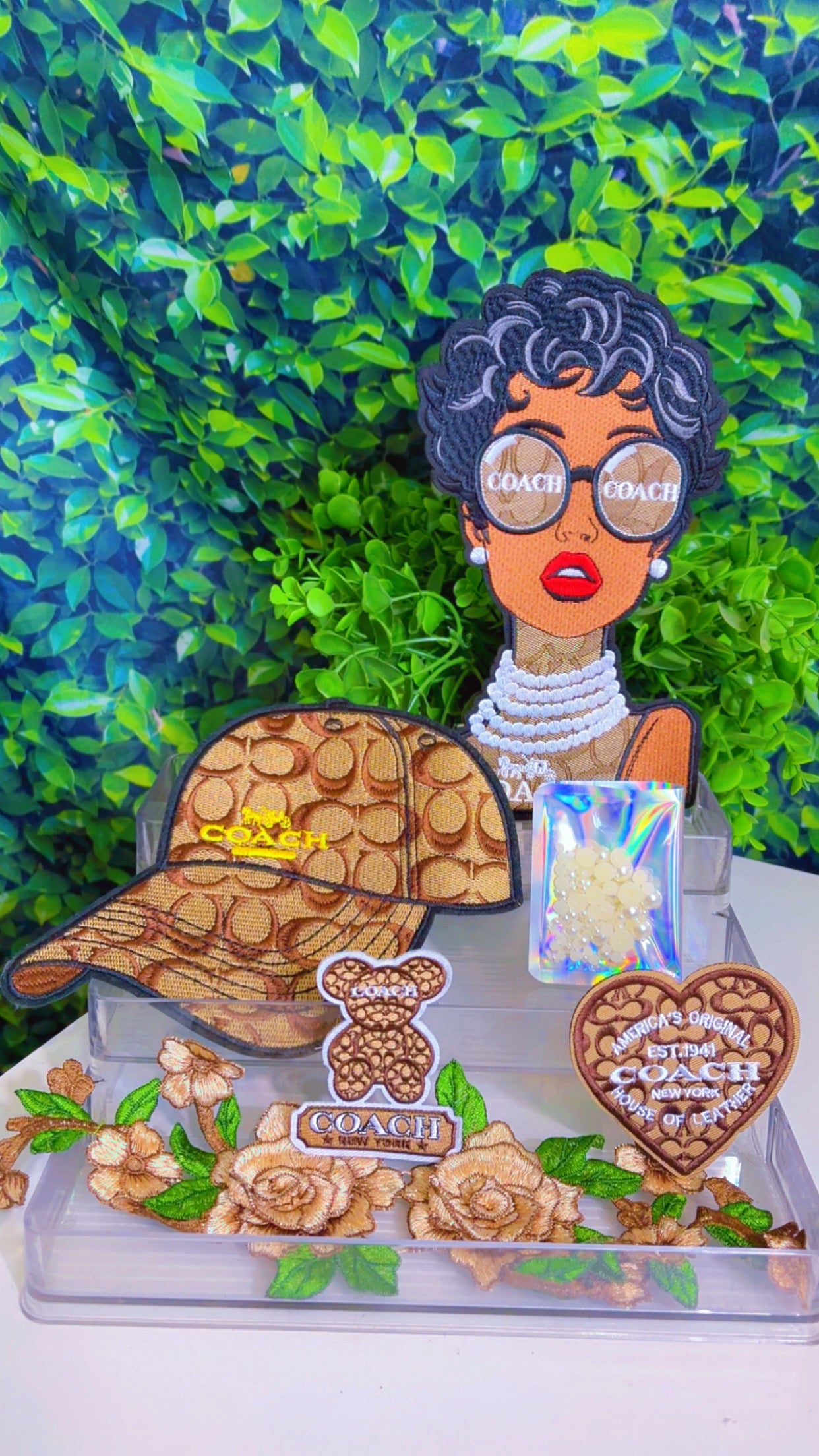 Lux iron on patch set includes everything in the picture. 2big patches, 2 small patches, pearls, 3d flower