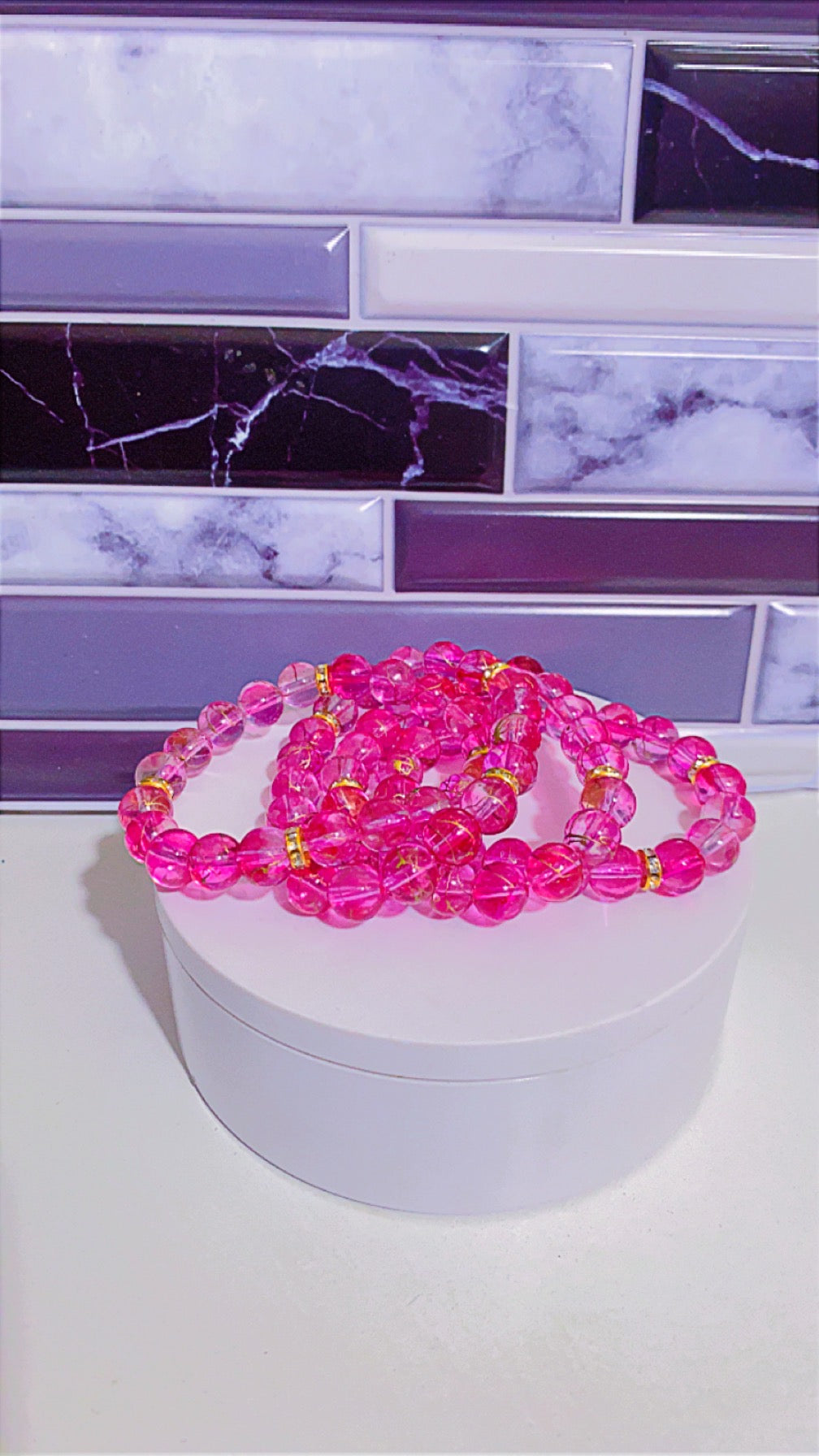 Electric pink beaded bracelet with gold splatter & gold spacers (1)