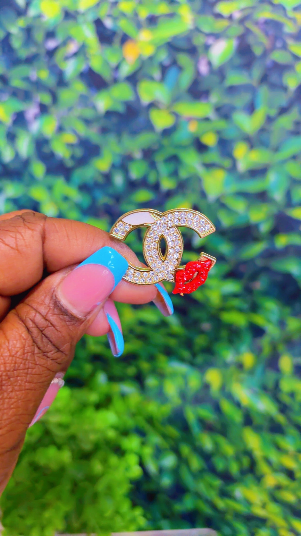 Lux kiss gold bling charm