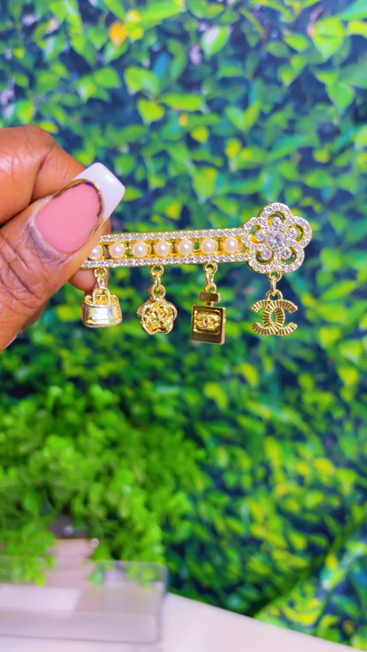 Dangle brooch gold or silver